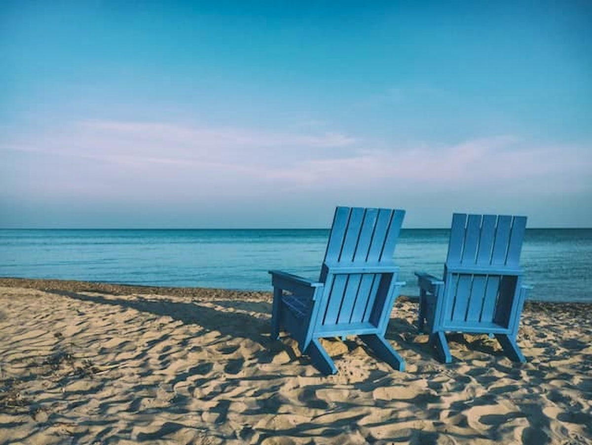 砂浜に置かれている椅子