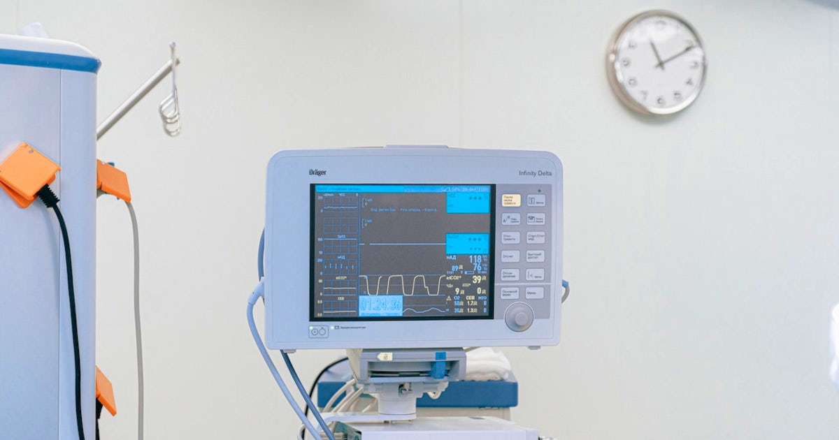 病室に置かれた医療機器