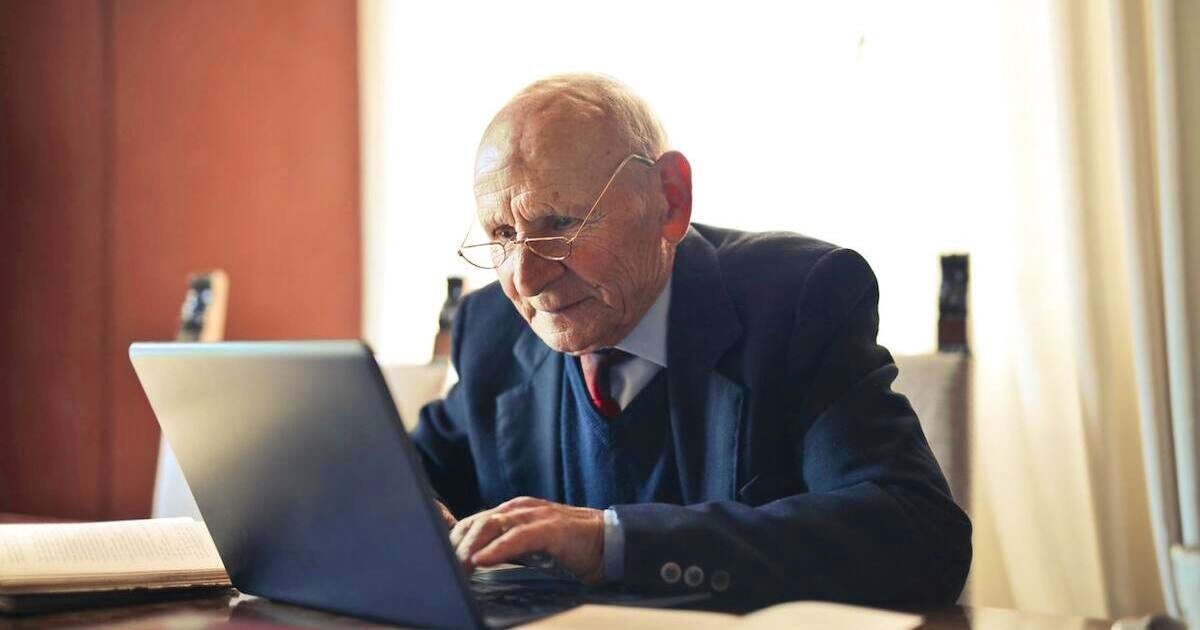 パソコンを操作している高齢社員