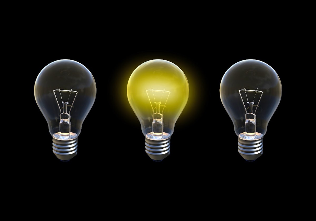 明りがオンとオフになっている3つの電球の画像