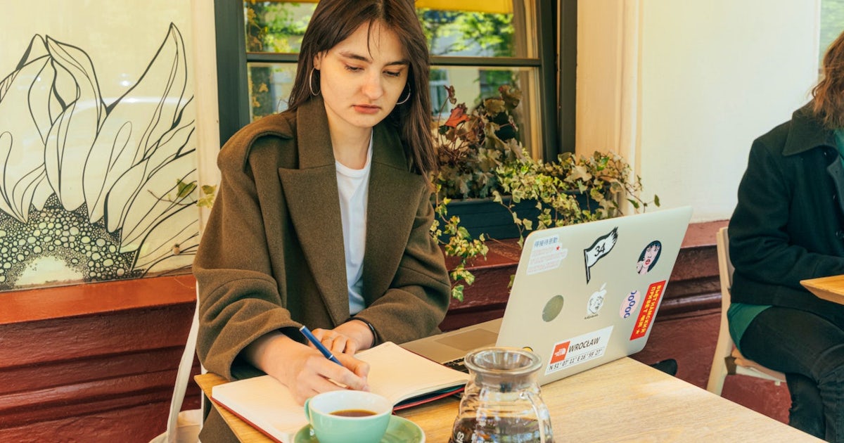 カフェで仕事をしている女性の様子